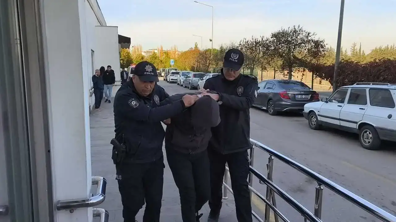 Adana’da Kadın Sürücüyle Otobüs Şoförü Birbirine Girdi! Gözaltı Geldi 4